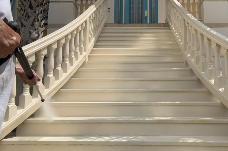 The-Essential-Guide-to-Pressure-Washing-Your-Steps-in-Florida